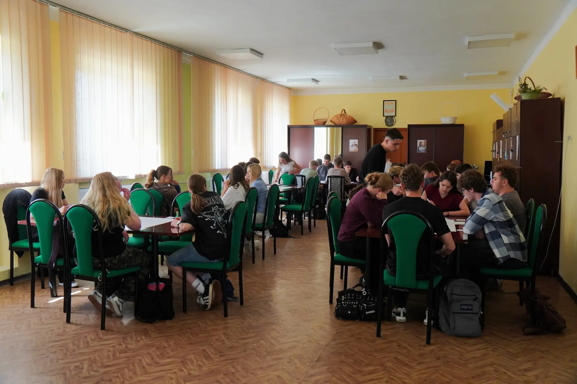 Uczestnicy debaty w Krasnymstawie pracują przy stolikach