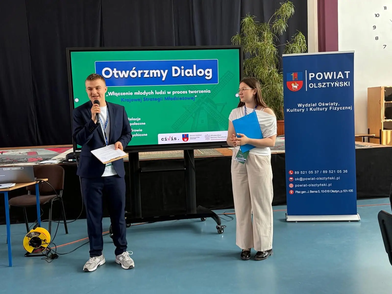 Otwarcie debaty w powiecie olsztyńskim przy oficjalnych bannerach
